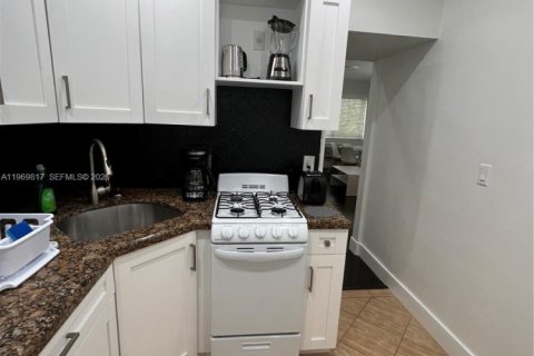 Casa en alquiler en Miami Beach, Florida, 2 dormitorios, 102.19 m2 № 2030639 - foto 11