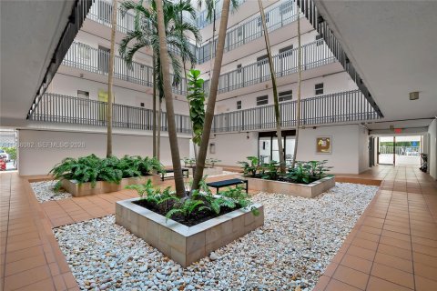 Condo in Key Biscayne, Florida, 1 bedroom  № 2027886 - photo 16