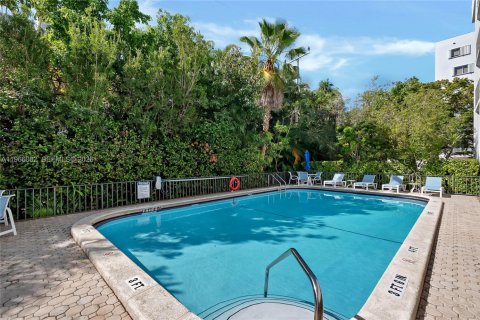 Condo in Key Biscayne, Florida, 1 bedroom  № 2027886 - photo 17