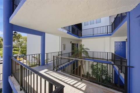 Condo in Lauderhill, Florida, 3 bedrooms  № 2051781 - photo 4