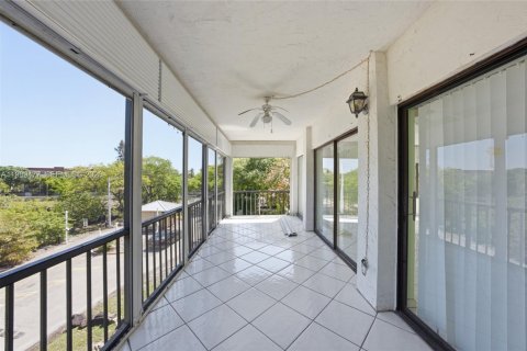 Condo in Lauderhill, Florida, 3 bedrooms  № 2051781 - photo 13