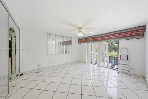 Condo in Lauderhill, Florida, 3 bedrooms  № 2051781 - photo 16