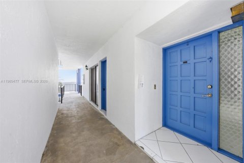 Condo in Lauderhill, Florida, 3 bedrooms  № 2051781 - photo 5