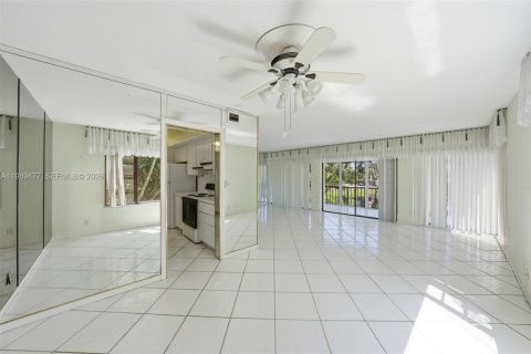 Condo in Lauderhill, Florida, 3 bedrooms  № 2051781 - photo 11