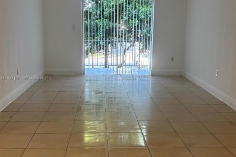 Condo in Pembroke Park, Florida, 2 bedrooms  № 1985996 - photo 12