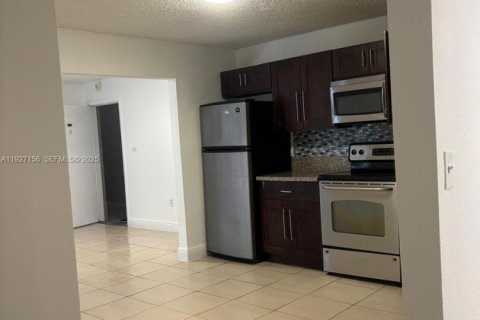 Condo in Pembroke Park, Florida, 2 bedrooms  № 1985996 - photo 9