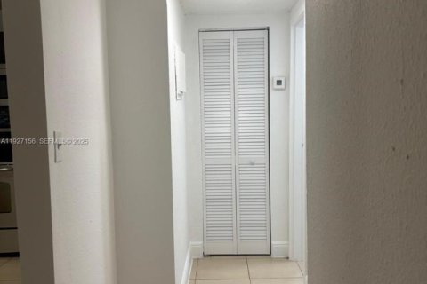 Condo in Pembroke Park, Florida, 2 bedrooms  № 1985996 - photo 11