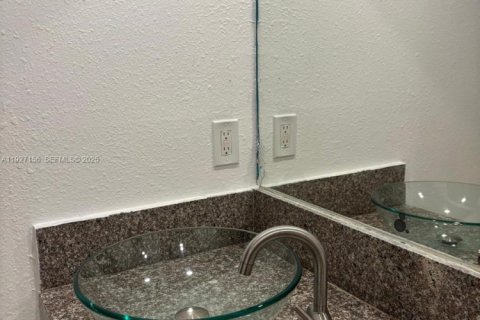 Condo in Pembroke Park, Florida, 2 bedrooms  № 1985996 - photo 6