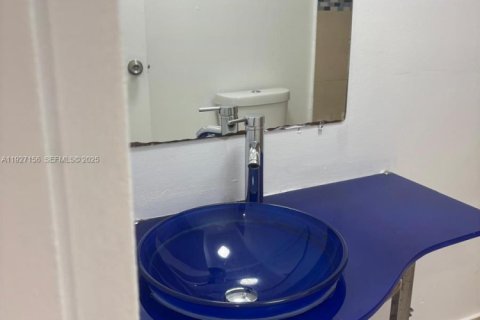 Condo in Pembroke Park, Florida, 2 bedrooms  № 1985996 - photo 13