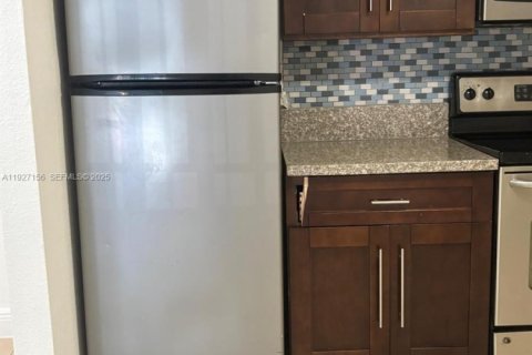 Condo in Pembroke Park, Florida, 2 bedrooms  № 1985996 - photo 2