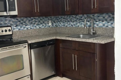 Condo in Pembroke Park, Florida, 2 bedrooms  № 1985996 - photo 3