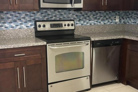 Condo in Pembroke Park, Florida, 2 bedrooms  № 1985996 - photo 1