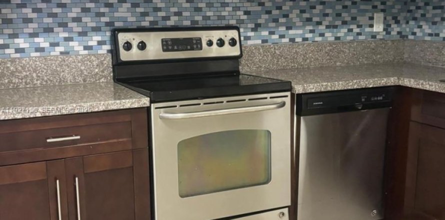 Condo in Pembroke Park, Florida, 2 bedrooms  № 1985996