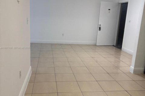 Condo in Pembroke Park, Florida, 2 bedrooms  № 1985996 - photo 7