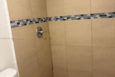 Condo in Pembroke Park, Florida, 2 bedrooms  № 1985996 - photo 4