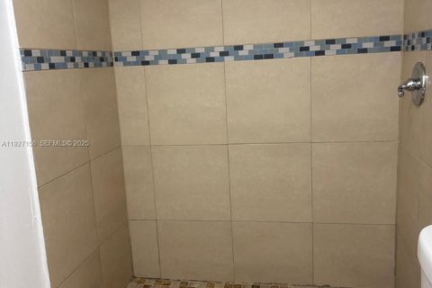 Condo in Pembroke Park, Florida, 2 bedrooms  № 1985996 - photo 8