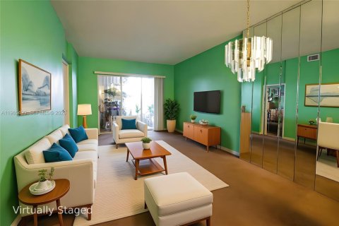 Condo in Tamarac, Florida, 2 bedrooms  № 2027061 - photo 2