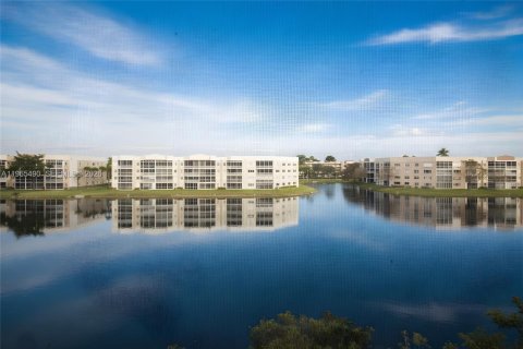 Condo in Tamarac, Florida, 2 bedrooms  № 2027061