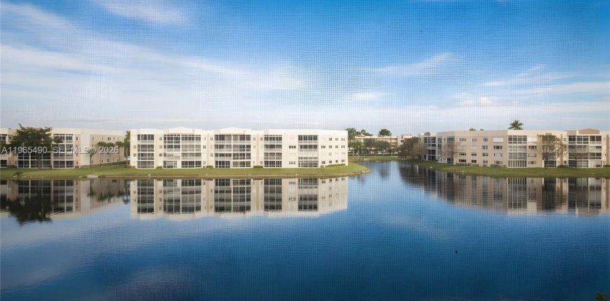 Condo in Tamarac, Florida, 2 bedrooms  № 2027061