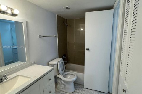 Condo in Miami, Florida, 1 bedroom  № 1875723 - photo 4