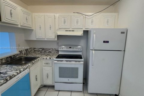 Condo in Miami, Florida, 1 bedroom  № 1875723 - photo 2