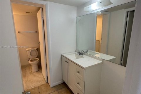 Condo in Miami, Florida, 1 bedroom  № 1875723 - photo 5