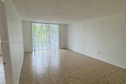 Condo in Miami, Florida, 1 bedroom  № 1875723 - photo 1