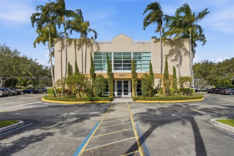 Commercial property in Pembroke Pines, Florida № 1988058 - photo 1