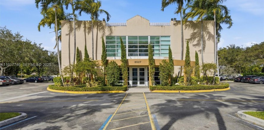 Commercial property in Pembroke Pines, Florida № 1988058