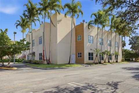Commercial property in Pembroke Pines, Florida № 1988058 - photo 7