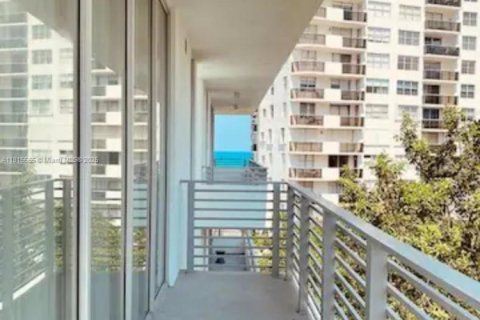 Condo in Miami Beach, Florida  № 1768922 - photo 15