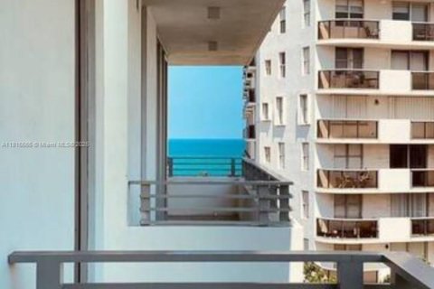 Condo in Miami Beach, Florida  № 1768922 - photo 9