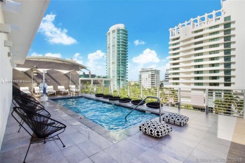 Condo in Miami Beach, Florida  № 1768922 - photo 1