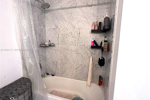 Condo in Miami, Florida  № 2255370 - photo 18