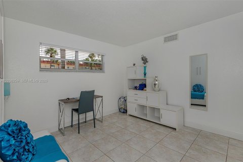 Copropriété à vendre à Pembroke Pines, Floride: 2 chambres, 108.7 m2 № 2084259 - photo 17
