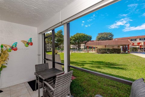 Copropriété à vendre à Pembroke Pines, Floride: 2 chambres, 108.7 m2 № 2084259 - photo 23