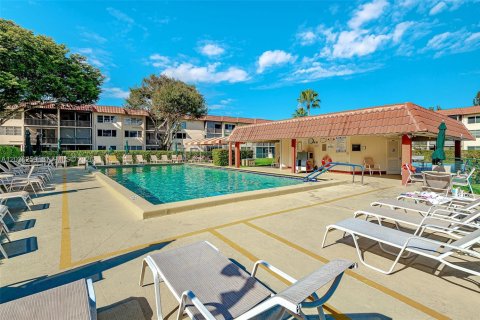 Copropriété à vendre à Pembroke Pines, Floride: 2 chambres, 108.7 m2 № 2084259 - photo 24