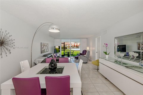 Copropriété à vendre à Pembroke Pines, Floride: 2 chambres, 108.7 m2 № 2084259 - photo 7