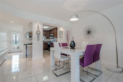 Copropriété à vendre à Pembroke Pines, Floride: 2 chambres, 108.7 m2 № 2084259 - photo 8