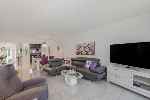 Copropriété à vendre à Pembroke Pines, Floride: 2 chambres, 108.7 m2 № 2084259 - photo 12