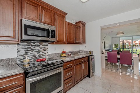 Copropriété à vendre à Pembroke Pines, Floride: 2 chambres, 108.7 m2 № 2084259 - photo 2