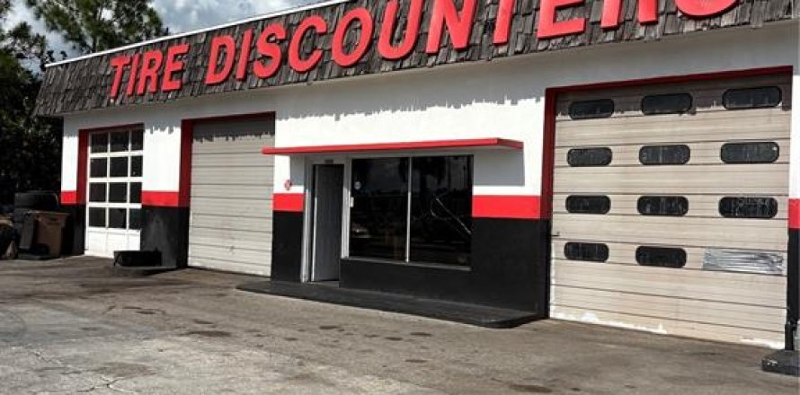 Propiedad comercial en Punta Gorda, Florida 226.77 m2 № 2123895