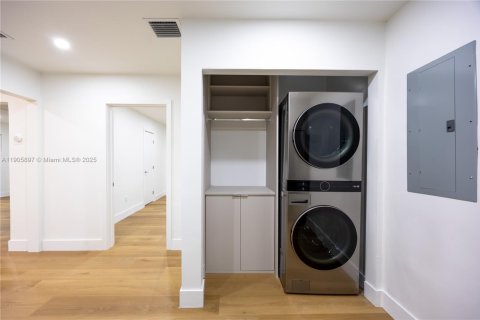 Immobilier commercial à vendre à Miami, Floride: 193.98 m2 № 1956643 - photo 14