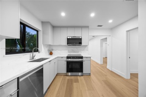 Immobilier commercial à vendre à Miami, Floride: 193.98 m2 № 1956643 - photo 12