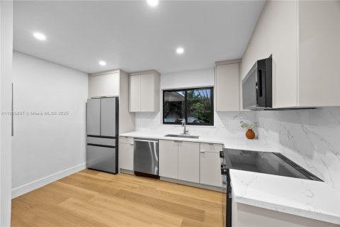 Immobilier commercial à vendre à Miami, Floride: 193.98 m2 № 1956643 - photo 11