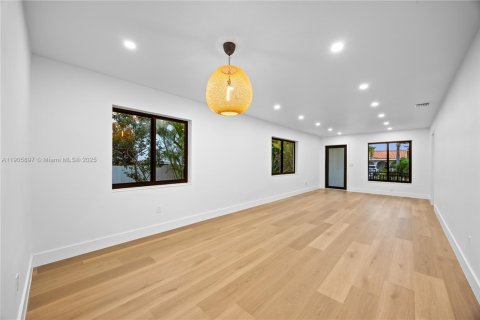 Immobilier commercial à vendre à Miami, Floride: 193.98 m2 № 1956643 - photo 7