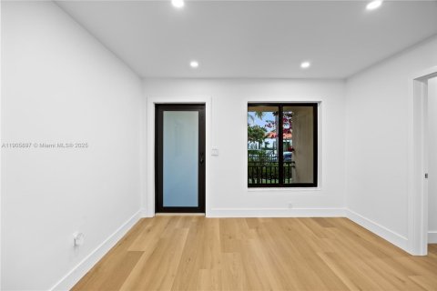 Immobilier commercial à vendre à Miami, Floride: 193.98 m2 № 1956643 - photo 8