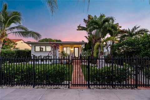 Immobilier commercial à vendre à Miami, Floride: 193.98 m2 № 1956643 - photo 1