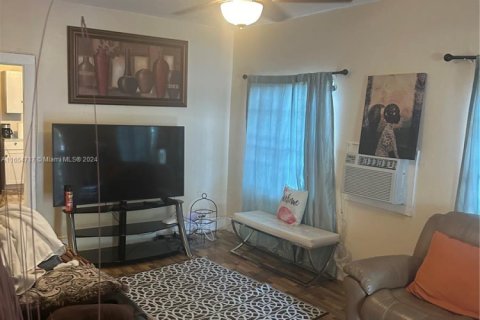 Casa en alquiler en Miami, Florida, 3 dormitorios, 222.41 m2 № 1929506 - foto 4