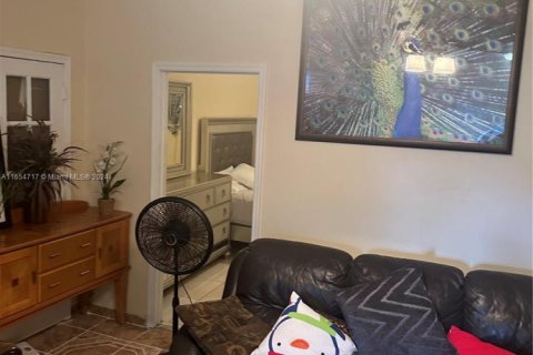Casa en alquiler en Miami, Florida, 3 dormitorios, 222.41 m2 № 1929506 - foto 14